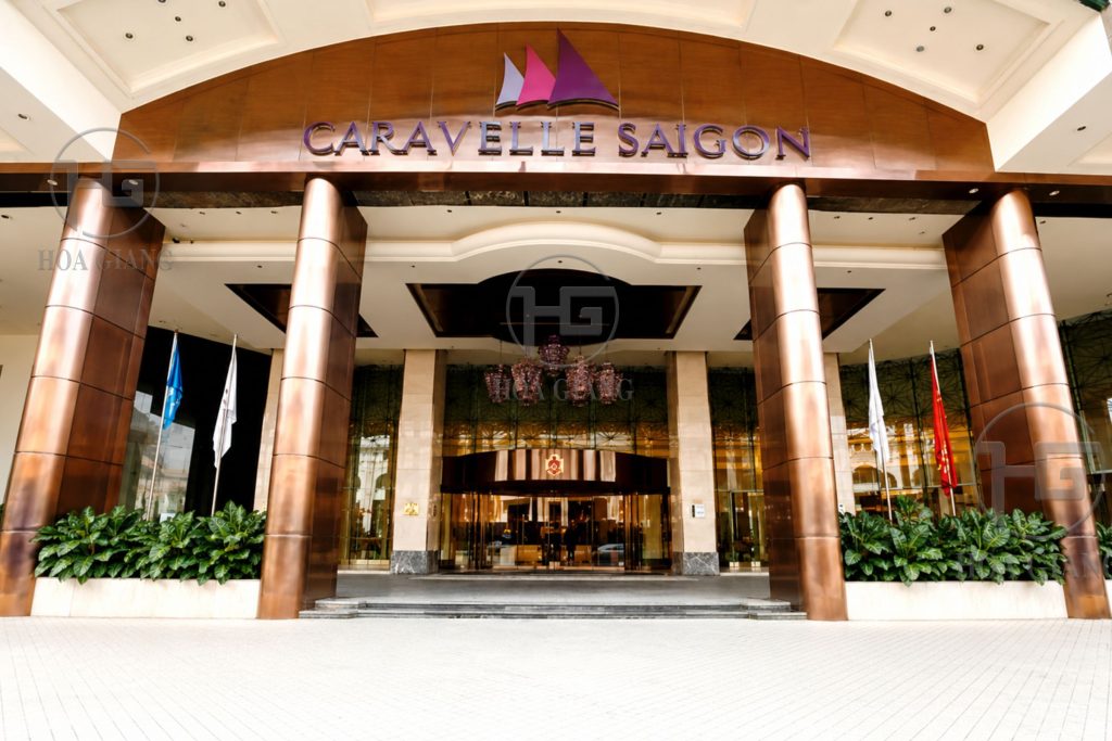 Hình ảnh mặt dựng inox màu tại khách sạn Caravelle Saigon - dự án do Hoa Giang thực hiện