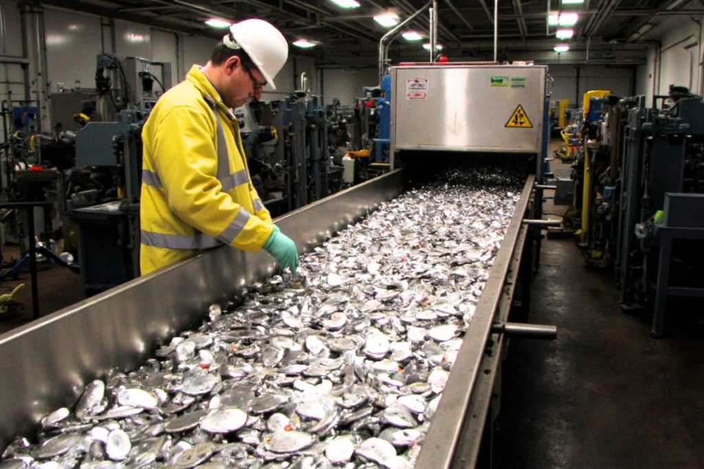 Illustrative image of stainless steel as a sustainable material that is 100% recyclable.