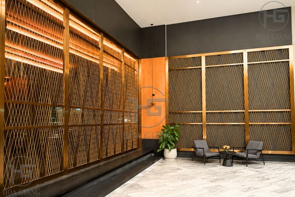 Vách trang trí inox tại Khách sạn Le Meridien Sài Gòn - dự án do Hoa Giang thực hiện