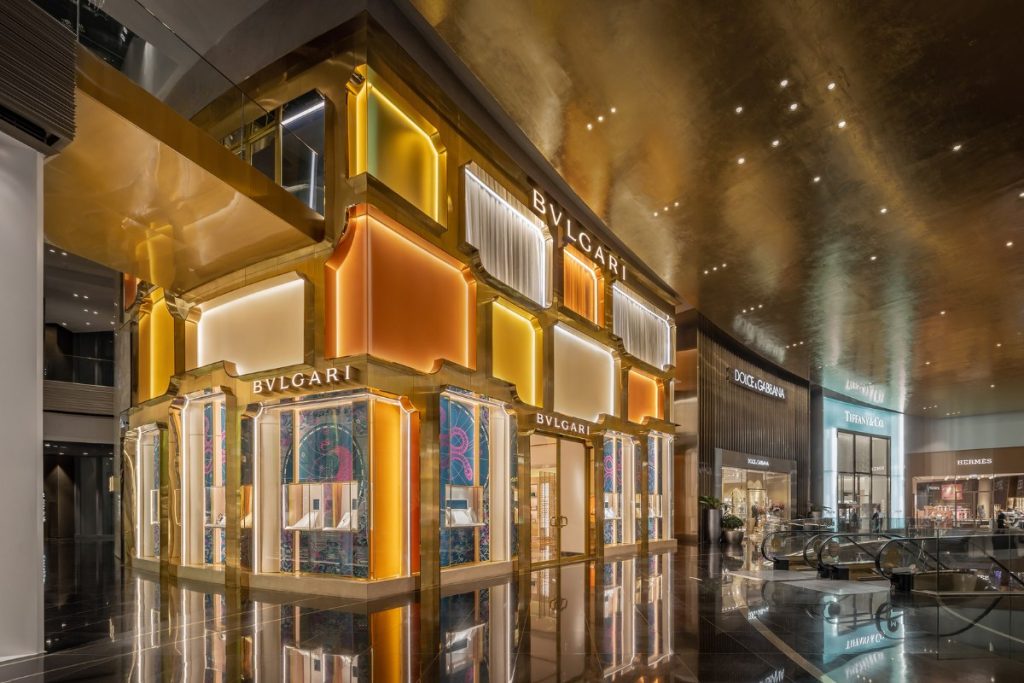 Inox trang trí hào nhoáng tại store Bvlgari