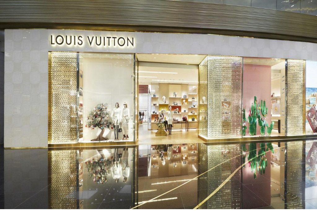 Inox trang trí hào nhoáng store Louis Vuitton