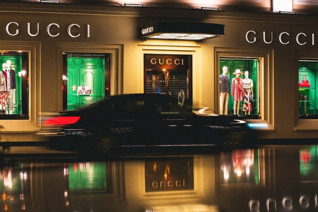 Inox trang trí mặt tiền store Gucci