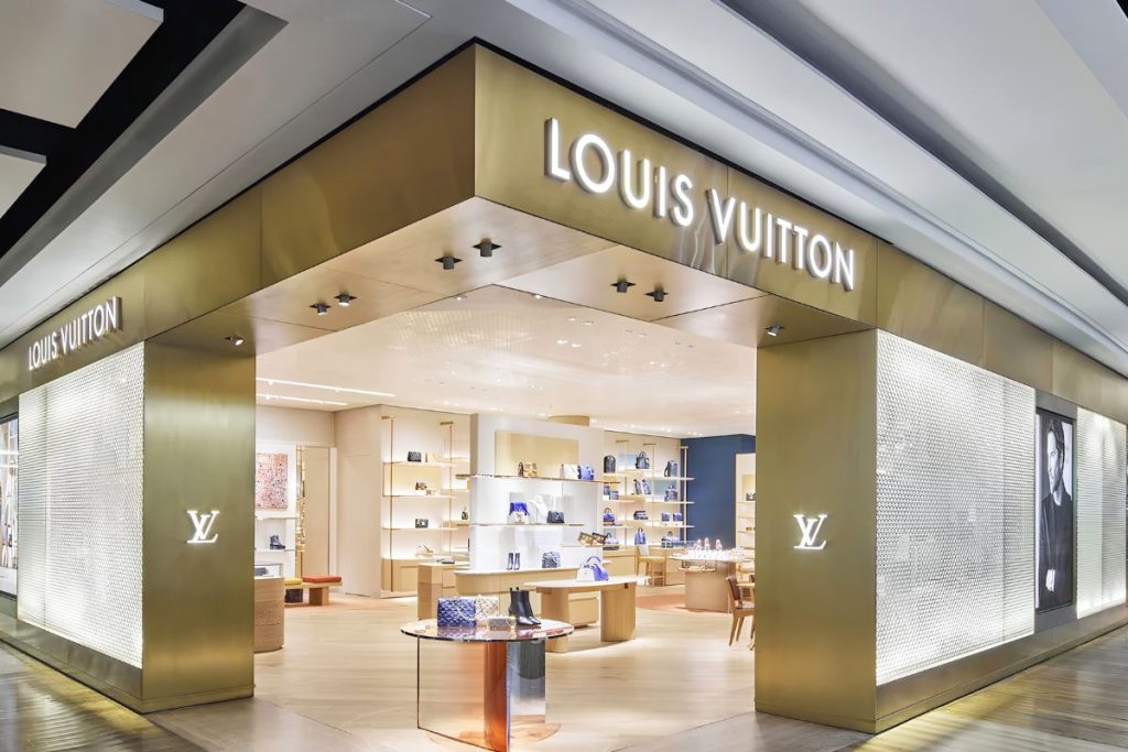 Mặt tiền Louis Vuitton được bao phủ bởi inox vàng đồng