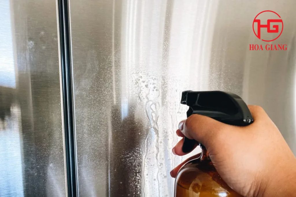 Dùng dung dịch vệ sinh inox chuyên dụng